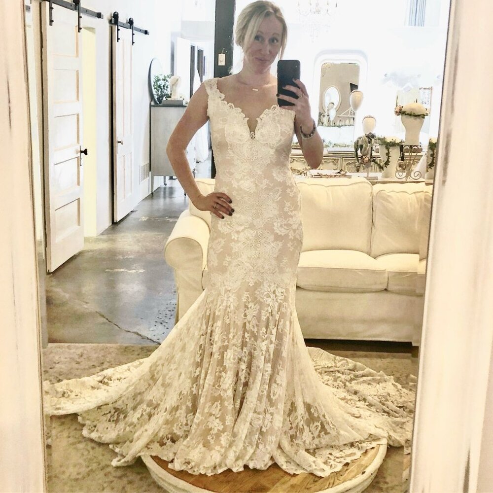 Olvi's Lace Wedding Gown Unaltered Size 4 Style 2294 NWT